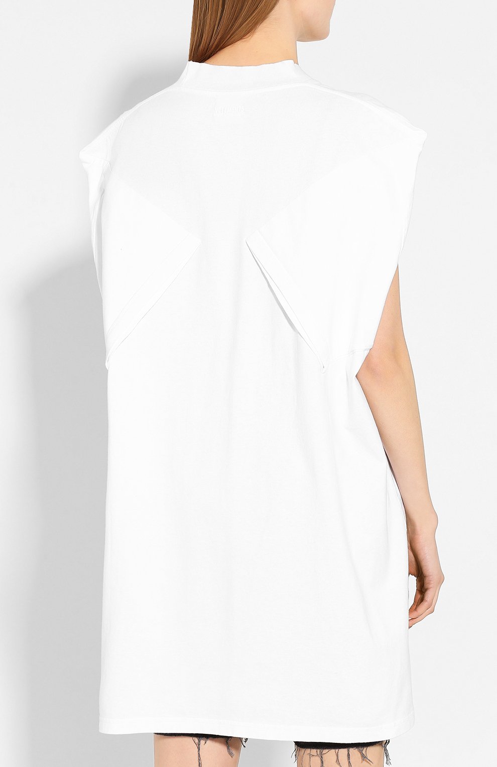 Хлопковая футболка VETEMENTS белого цвета по цене 37600 руб., арт. SS20TR210 1621/W/WHITE, фото 4 Хлопковая футболка VETEMENTS, арт. SS20TR210 1621/W/WHITE, фото 4