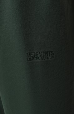 Мужского хлопковые джоггеры VETEMENTS зеленого цвета, арт. UA53SP600P | Фото 9 (Региональные ограничения белый список (Axapta Mercury): Не проставлено; Нос: Не проставлено; Стили: Спорт-шик; Силуэт М (брюки): Джоггеры)