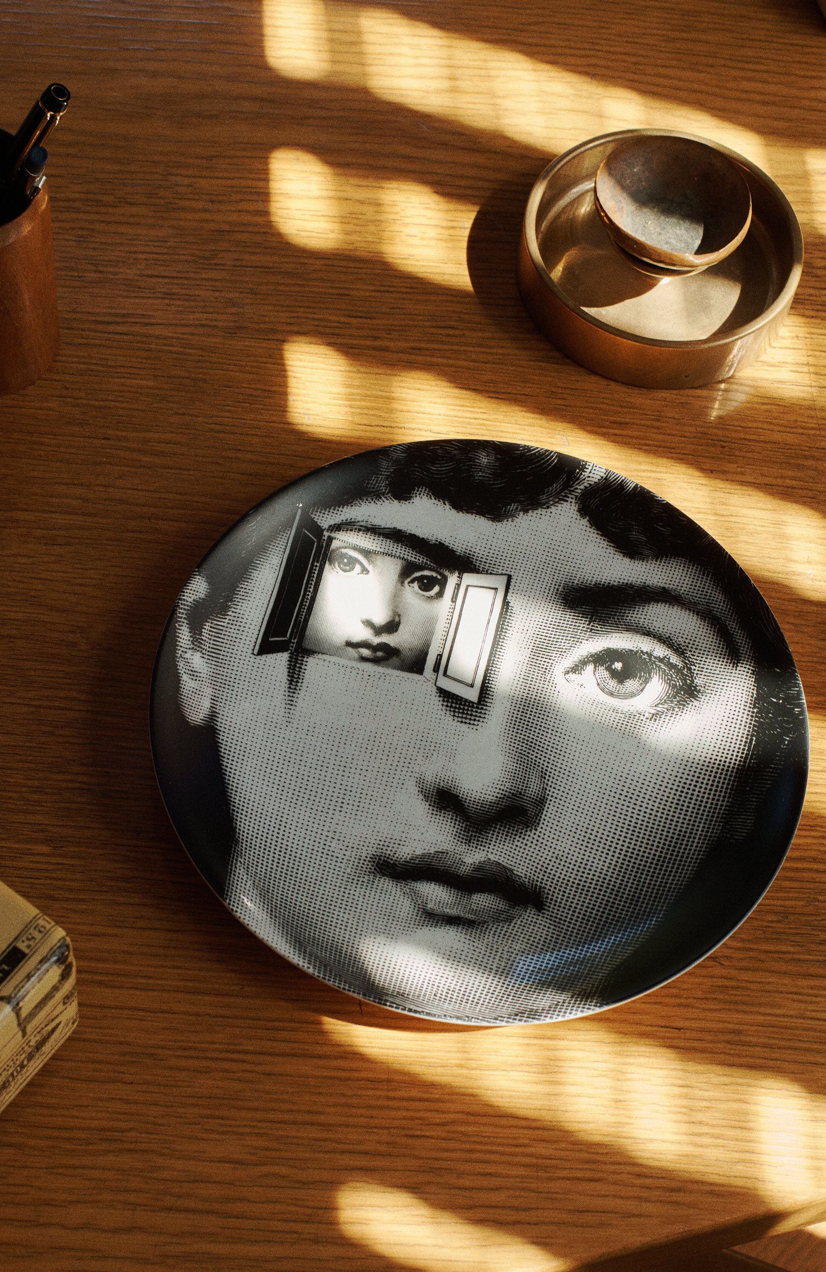 Декоративная тарелка tema e variazioni n.116 FORNASETTI черно-белого цвета по цене 22500 руб., арт. PTV116X, фото 4 Декоративная тарелка tema e variazioni n.116 FORNASETTI, арт. PTV116X, фото 4
