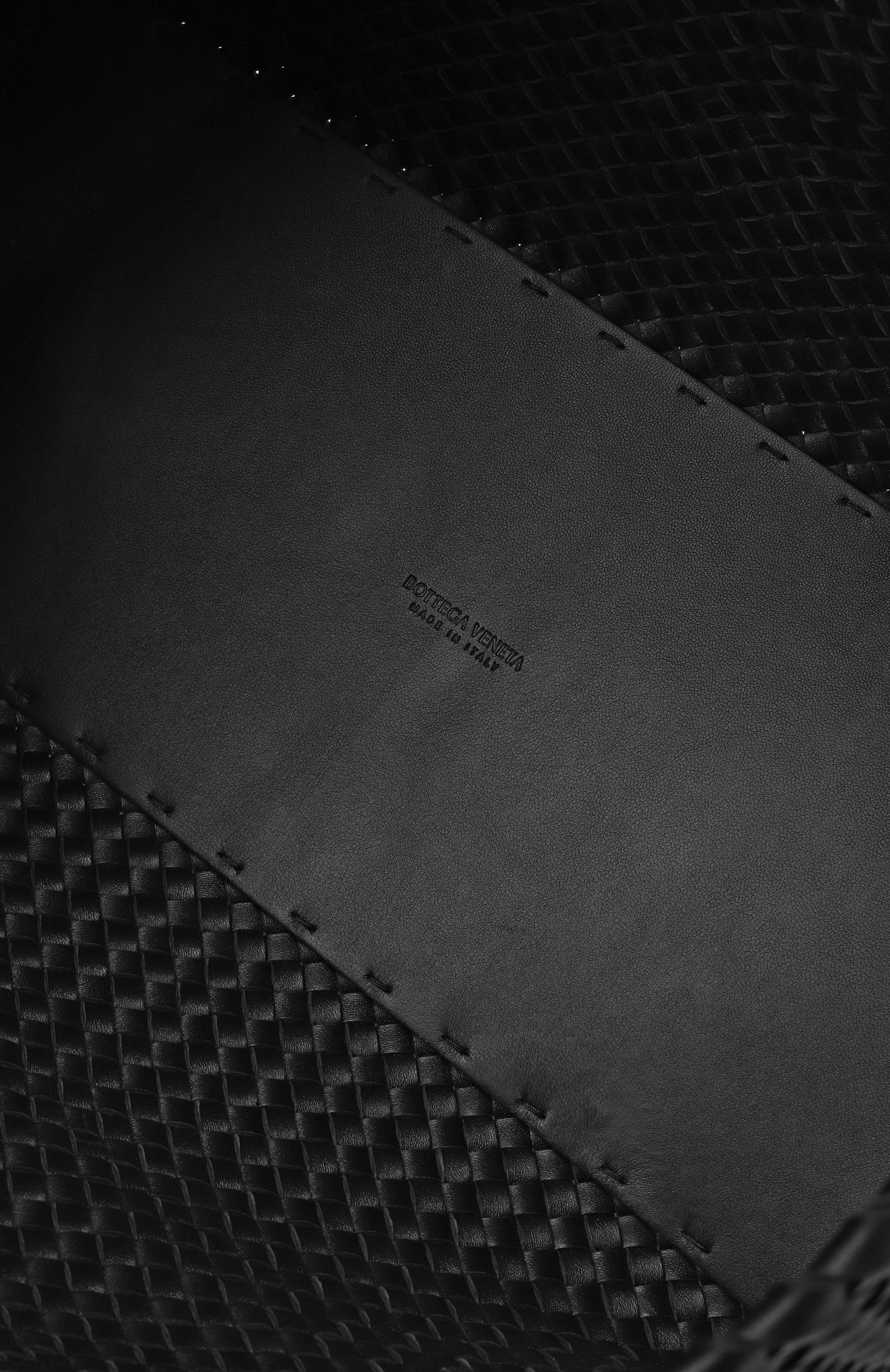 Сумка-тоут cabat large BOTTEGA VENETA черного цвета по цене 1445000 руб., арт. 608811/V10W1, фото 5 Сумка-тоут cabat large BOTTEGA VENETA, арт. 608811/V10W1, фото 5
