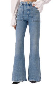Женские джинсы BALMAIN голубого цвета, арт. EF1MJ115/DF24 | Фото 3 (Драгоценные камни: Проставлено; Длина (брюки, джинсы): Удлиненные; Материал сплава: Проставлено; Кросс-КТ: Деним; Материал внешний: Деним, Хлопок; Дет�али: Делаве; Стили: Кэжуэл; Силуэт Ж (брюки и джинсы): Расклешенные)