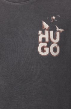 Женская хлопковая футболка HUGO серого цвета, арт. 50530456 | Фото 6 (Длина (для топов): Удлиненные; Материал внешний: Хлопок; Женское Кросс-КТ: Футболка-одежда; Принт: С принтом; Рукава: Короткие; Стили: Кэжуэл)