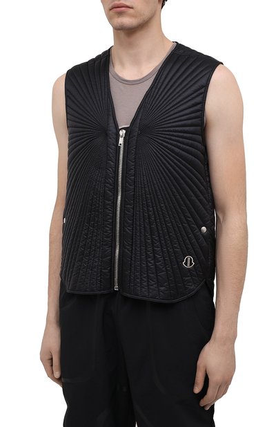 Пуховый жилет moncler + rick owens MONCLER черного цвета по цене 88900 руб., арт. MU20F0011/C0596, фото 3 Пуховый жилет moncler + rick owens MONCLER, арт. MU20F0011/C0596, фото 3