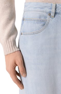 Мужские джинсы BOTTEGA VENETA голубого цвета, арт. 813511/V4ZR0 | Фото 5 (Длина (брюки, джинсы): Стандартные; Материал внешний: Хлопок, Деним; Кросс-КТ: Деним; Силуэт М (брюки): Прямые; Детали: Делаве; Стили: Повседневный; Автоматизация ТО: Проставлено; Автоматизация состава: Проставлено)