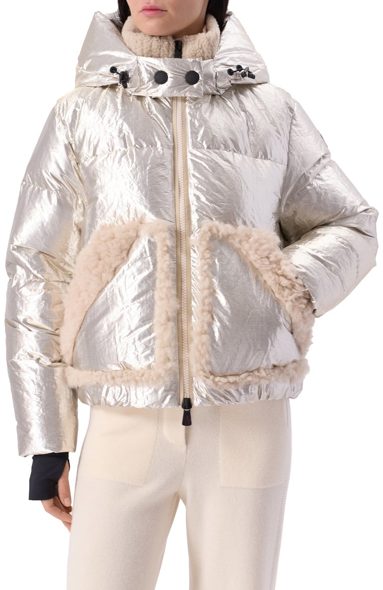 Женский пуховик trevelin MONCLER GRENOBLE серебряного цвета, арт. 1A000-44-5975P | Фото 3 (Длина (верхняя одежда): Короткие; Рукава: Длинные; Материал подклада: Синтетический материал; Кросс-КТ: Пуховик; Стили: Кэжуэл)