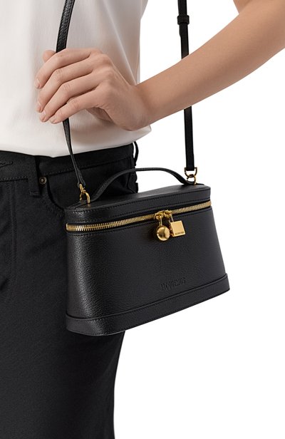 Сумка le petit vanity JACQUEMUS черного цвета по цене 156000 руб., арт. 26HBAW00479/AC03G02, фото 2 Сумка le petit vanity JACQUEMUS, арт. 26HBAW00479/AC03G02, фото 2