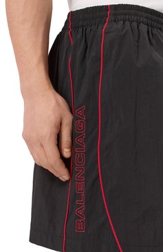 Мужские шорты BALENCIAGA черного цвета, арт. 814568/TR032 | Фото 5 (Принт: Без принта; Случай: Повседневный; Длина Шорты М: До колена; Стили: Спорт-шик; Материал внешний: Синт�етический материал)