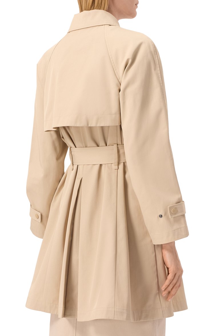 Женский тренч EMPORIO ARMANI бежевого цвета, арт. EW000638/AF12646 | Фото 4 (Рукава: Длинные; Материал подклада: Синтетический материал; Материал сплава: Проставлено; Драгоценные камни: Проставлено; Длина (верхняя одежда): До середины бедра; Стили: Кэжуэл; Кросс-КТ: Куртка; Материал внешний: Хлопок, Синтетический материал)