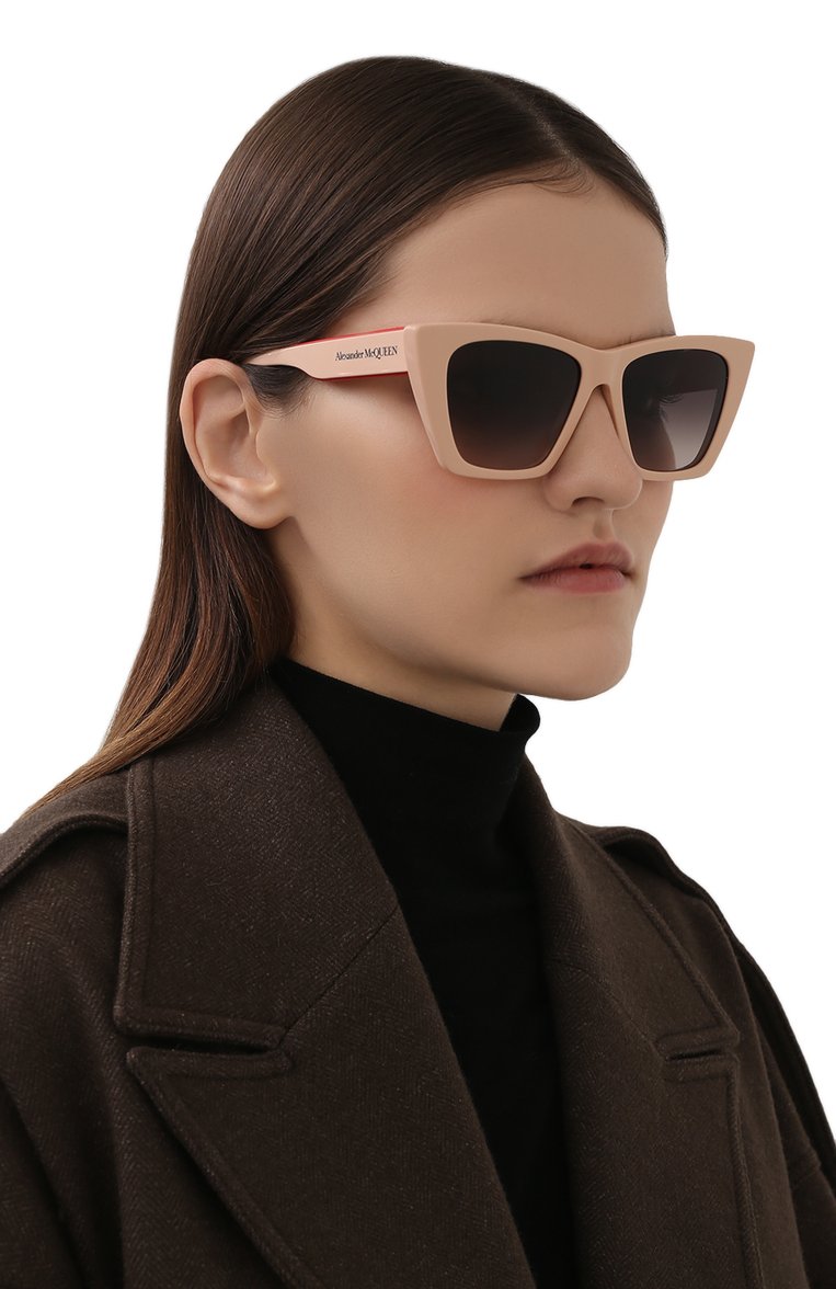 Женские солнцезащитные очки ALEXANDER MCQUEEN бежевого цвета, арт. 649833/J0740 | Фото 2 (Тип очков: С/з; Региональные ограничения белый список (Axapta Mercury): RU, Не проставлено; Материал: Пластик; Материал сплава: Проставлено; Нос: Не проставлено; Оптика Гендер: оптика-женское; Очки форма: Квадратные)