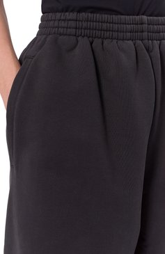 Мужского хлопковые брюки balenciaga х under armour BALENCIAGA черного цвета, арт. 809709/TRVB8 | Фото 5 (Материал внешний: Хлопок; Случай: Повседневный; Стили: Спорт-шик; Женское Кросс-КТ: Брюки-одежда; Региональные ограничения белый список (Axapta Mercury): Не проставлено; Силуэт Ж (брюки и джинсы): Широкие; Нос: Не проставлено)