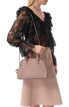 Женская сумка rockstud  VALENTINO светло-бежевого цвета, арт. 6W2B0Q96/VSF | Фото 2 (Ремень/цепочка: На ремешке; Размер: medium; Материал: Натуральная кожа)