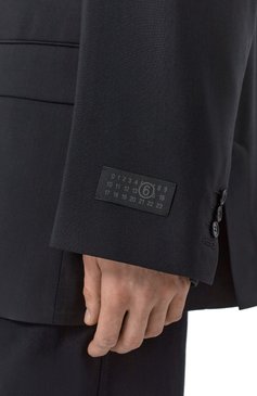 Мужской шерстяной пиджак MM6 черного цвета, арт. SH0BN0011/M35080 | Фото 7 (Рукава: Длинные; Материал внешний: Шерсть; Драгоценные камни: Проставлено; Материал сплава: Проставлено; Длина (для топов): Стандартные; 1-2-бортные: Однобортные; Случай: Повседневный; Пиджаки М: Свободный; Стили: Минимализм)