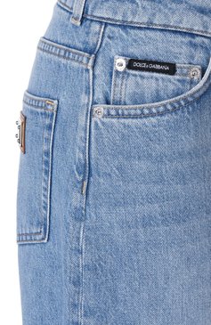 Женские джинсы DOLCE & GABBANA голубого цвета, арт. FTC7CD/G8NA3 | Фото 6 (Длина (брюки, джинсы): Стан�дартные; Материал внешний: Хлопок, Деним; Стили: Кэжуэл; Силуэт Ж (брюки и джинсы): Прямые; Детали: Делаве; Кросс-КТ: Деним; Автоматизация ТО: Проставлено; Автоматизация состава: Проставлено; Размерность: Идёт в размер)