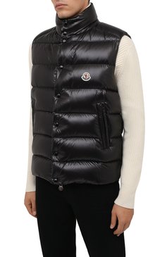 Мужской пуховый жилет tibb MONCLER черного цвета, арт. G2-091-1A000-96-68950 | Фото 3 (Кросс-КТ: Куртка, Пуховик; Мужское Кросс-КТ: жилеты-объемные; Материал внешний: Синтетический материал; Материал сплава: Проставлено; Стили: Спорт-шик; Материал подклада: Синтетический материал; Драгоценные камни: Проставлено; Длина (верхняя одежда): Короткие; Материал утеплителя: Пух и перо)