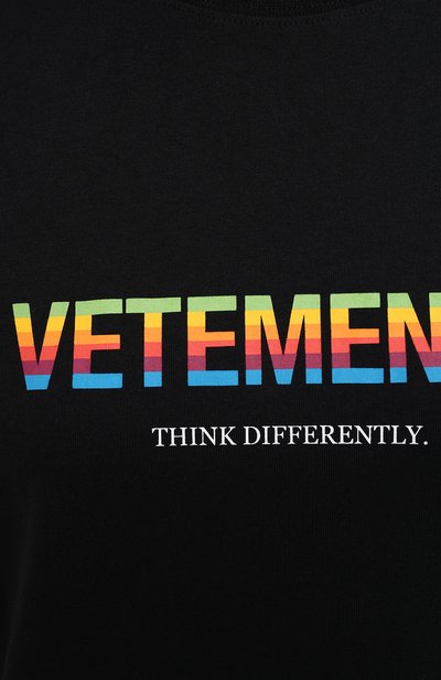 Хлопковая футболка VETEMENTS черного цвета по цене 42550 руб., арт. UE51TR620B 1611/W, фото 5 Хлопковая футболка VETEMENTS, арт. UE51TR620B 1611/W, фото 5