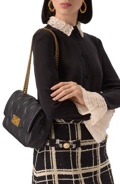Женская сумка quiltie 67 medium VALENTINO черного цвета, арт. 6W2B0R07/XCA | Фото 2 (Материал сплава: Проставлено; Размер: medium; Материал: Натуральная кожа; Ремень/цепочка: На ремешке; Драгоценные камни: Проставлено)