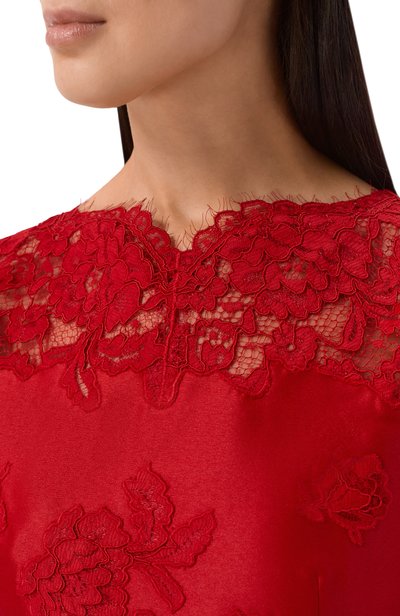 Атласное платье SELF-PORTRAIT красного цвета по цене 69650 руб., арт. AW26022SR, фото 4 Атласное платье SELF-PORTRAIT, арт. AW26022SR, фото 4