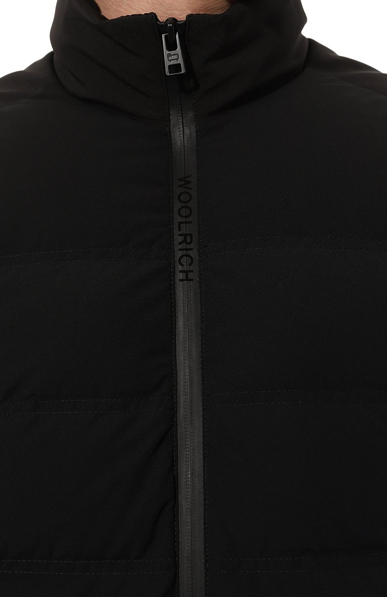 Мужская пуховик WOOLRICH черного цвета, арт. CFWOOU0789MRUT3107 | Фото 5 (Драгоценные камни: Проставлено; Материал утеплителя: Пух и перо; Рукава: Длинные; Материал подклада: Синтетический материал; Материал сплава: Проставлено; Материал внешний: Синтетический материал; Длина (верхняя одежда): Короткие; Мужское Кросс-КТ: пуховик-короткий; Стили: Кэжуэл; Кросс-КТ: Куртка, Пуховик)