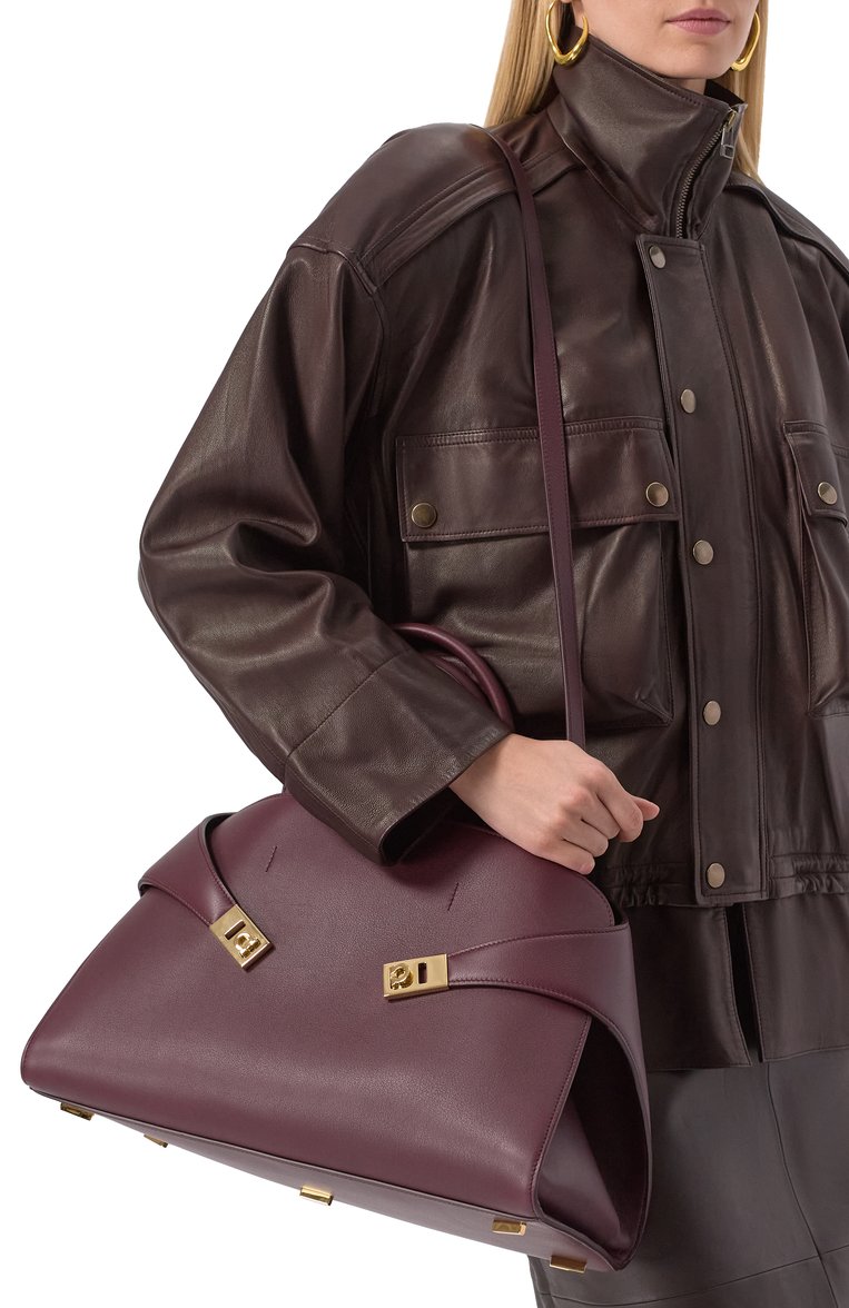 Женская сумка hug large FERRAGAMO темно-бордового цвета, арт. 215921/769113 | Фото 2 (Размер: large; Материал: Натуральная кожа; Ремень/цепочка: На ремешке; Автоматизация ТО: Проставлено; Автоматизация состава: Проставлено)