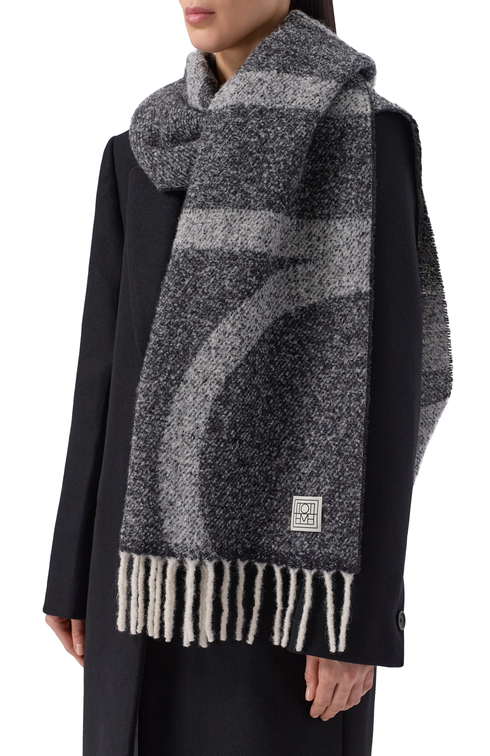 Шерстяной шарф TOTEME серого цвета по цене 54050 руб., арт. 261-WSC908-FB0630, фото 2 Шерстяной шарф TOTEME, арт. 261-WSC908-FB0630, фото 2