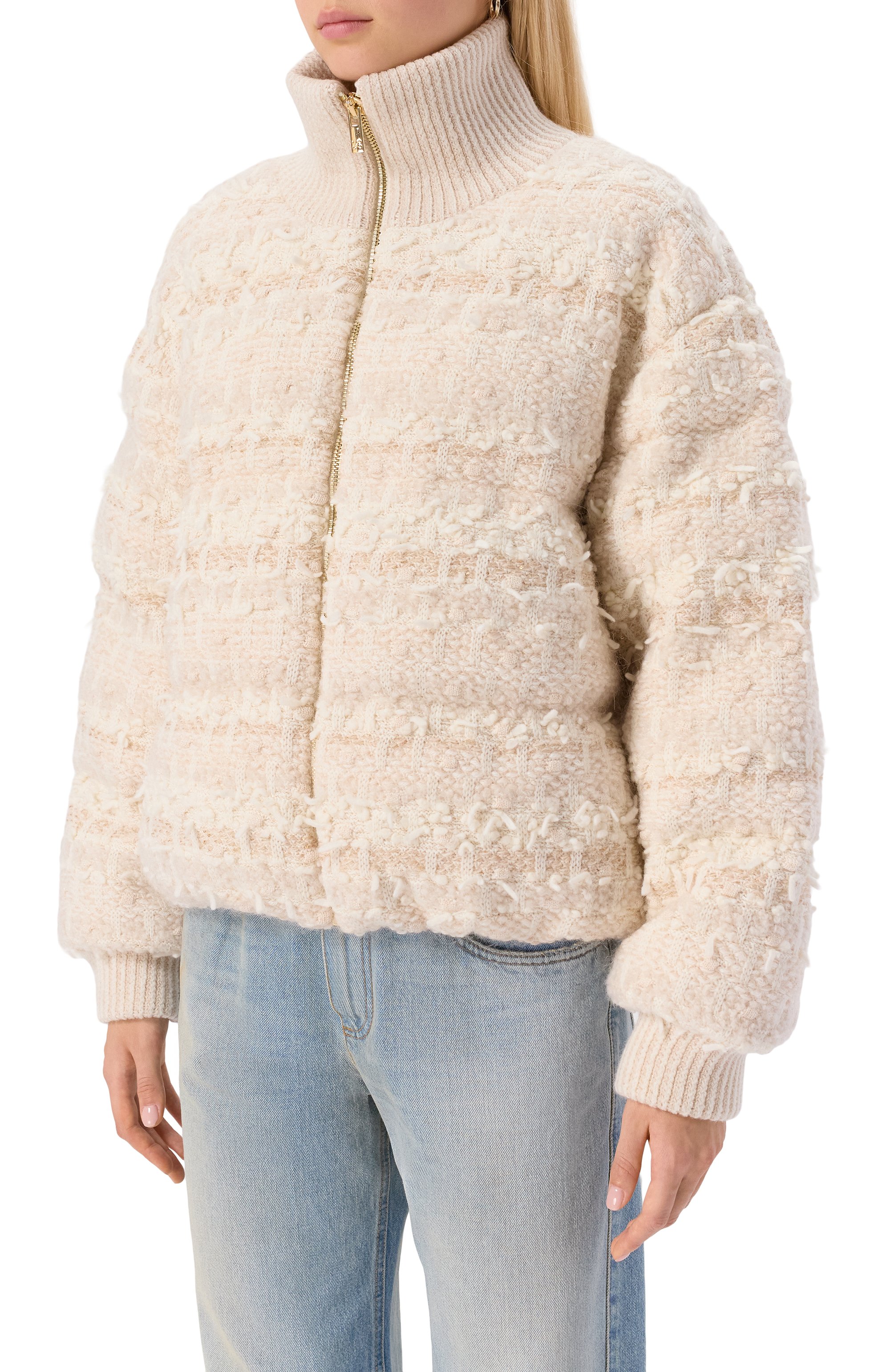 Пуховик AND THE BRAND бежевого цвета по цене 146440 руб., арт. W26-C003-1002-102, фото 3 Пуховик AND THE BRAND, арт. W26-C003-1002-102, фото 3