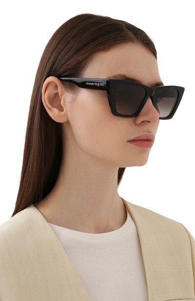 Солнцезащитные очки ALEXANDER MCQUEEN черного цвета по цене 28200 руб., арт. AM0299S 001, фото 2 Солнцезащитные очки ALEXANDER MCQUEEN, арт. AM0299S 001, фото 2