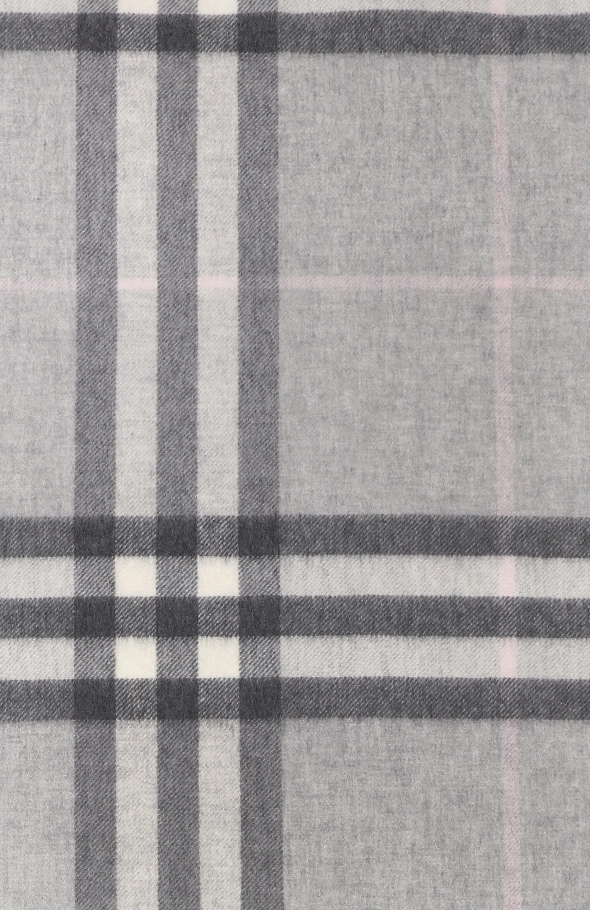 Кашемировый шарф BURBERRY светло-серого цвета по цене 75450 руб., арт. 8112637, фото 5 Кашемировый шарф BURBERRY, арт. 8112637, фото 5