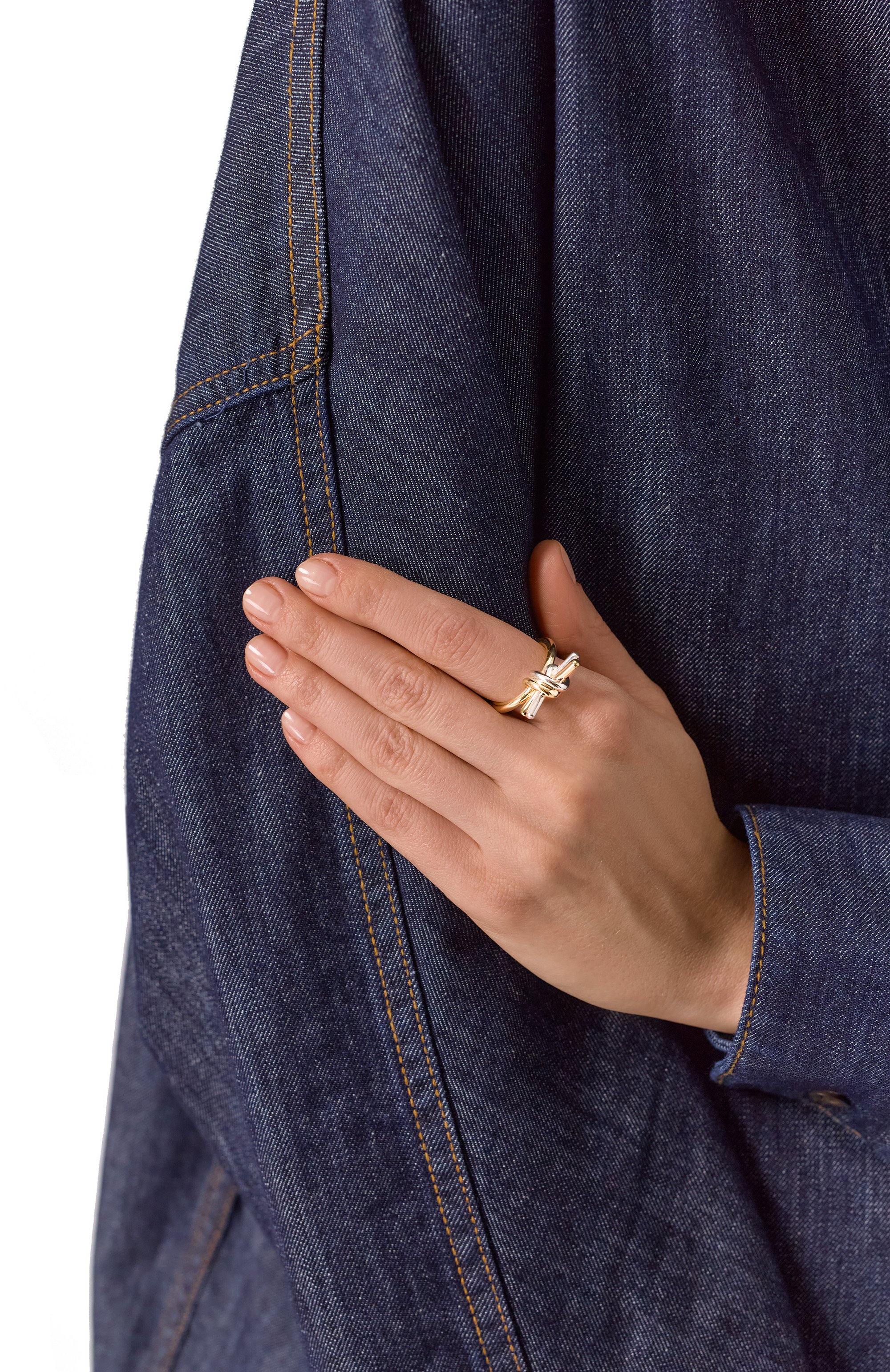 Кольцо BOTTEGA VENETA золотого цвета по цене 84900 руб., арт. 838171/V507D 8119, фото 2 Кольцо BOTTEGA VENETA, арт. 838171/V507D 8119, фото 2