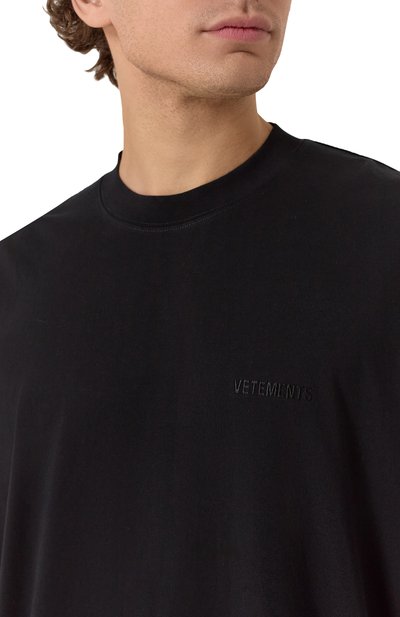 Хлопковая футболка VETEMENTS черного цвета по цене 53900 руб., арт. UH76TR100B/1000 LIGHT JERSEY, фото 5 Хлопковая футболка VETEMENTS, арт. UH76TR100B/1000 LIGHT JERSEY, фото 5