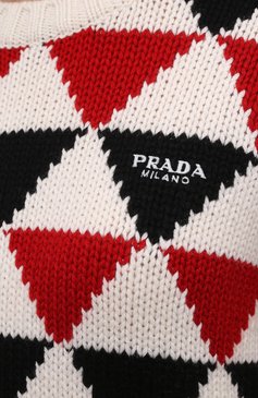 Женский кашемировый свитер PRADA разноцветного цвета, арт. P24O1T-10T7-F0N98-212 | Фото 5 (Женское Кросс-КТ: Свитер-одежда; Материал внешний: Шерсть, Кашемир; Рукава: Длинные; Длина (для топов): Стандартные; Материал сплава: Проставлено; Нос: Не проставлено; Стили: Спорт-шик; Драгоценные камни: Проставлено)