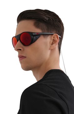 Женские солнцезащитные очки OAKLEY черного цвета, арт. 9440-944003 | Фото 3 (Кросс-КТ: С/з-унисекс; Региональные ограничения белый список (Axapta Mercury): Не проставлено, RU; Нос: Не проставлено; Материал: Пластик; Тип очков: С/з; Очки форма: Маска, Круглые; Оптика Гендер: оптика-уни�секс)