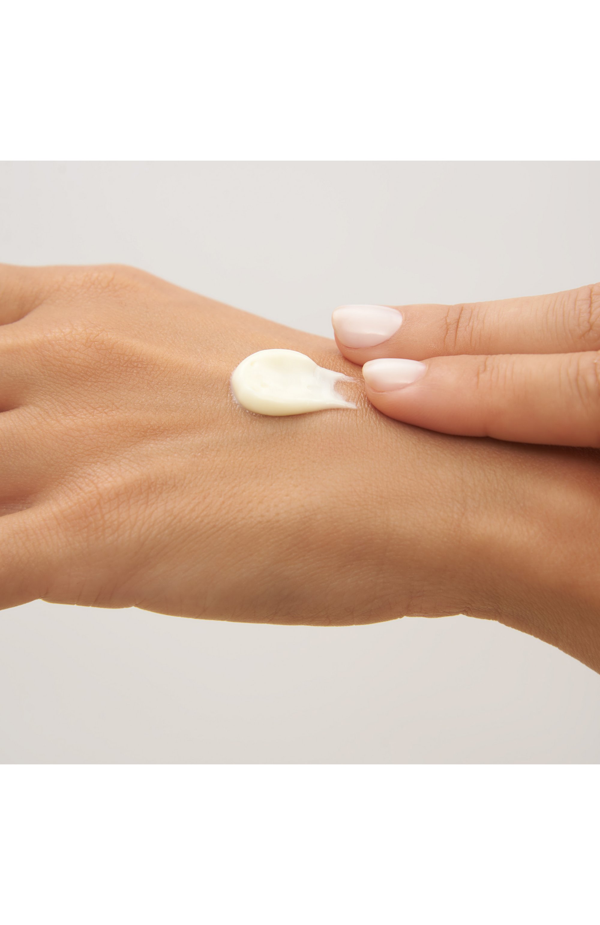 Увлажняющий и смягчающий крем для рук и кутикулы (75ml) CLINIQUE бесцветного цвета по цене 3900 руб., арт. 6W3T-01, фото 4 Увлажняющий и смягчающий крем для рук и кутикулы (75ml) CLINIQUE, арт. 6W3T-01, фото 4