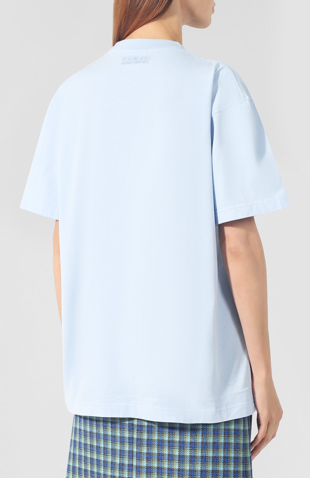 Хлопковая футболка VETEMENTS голубого цвета по цене 17600 руб., арт. UAH20TR635/W, фото 4 Хлопковая футболка VETEMENTS, арт. UAH20TR635/W, фото 4