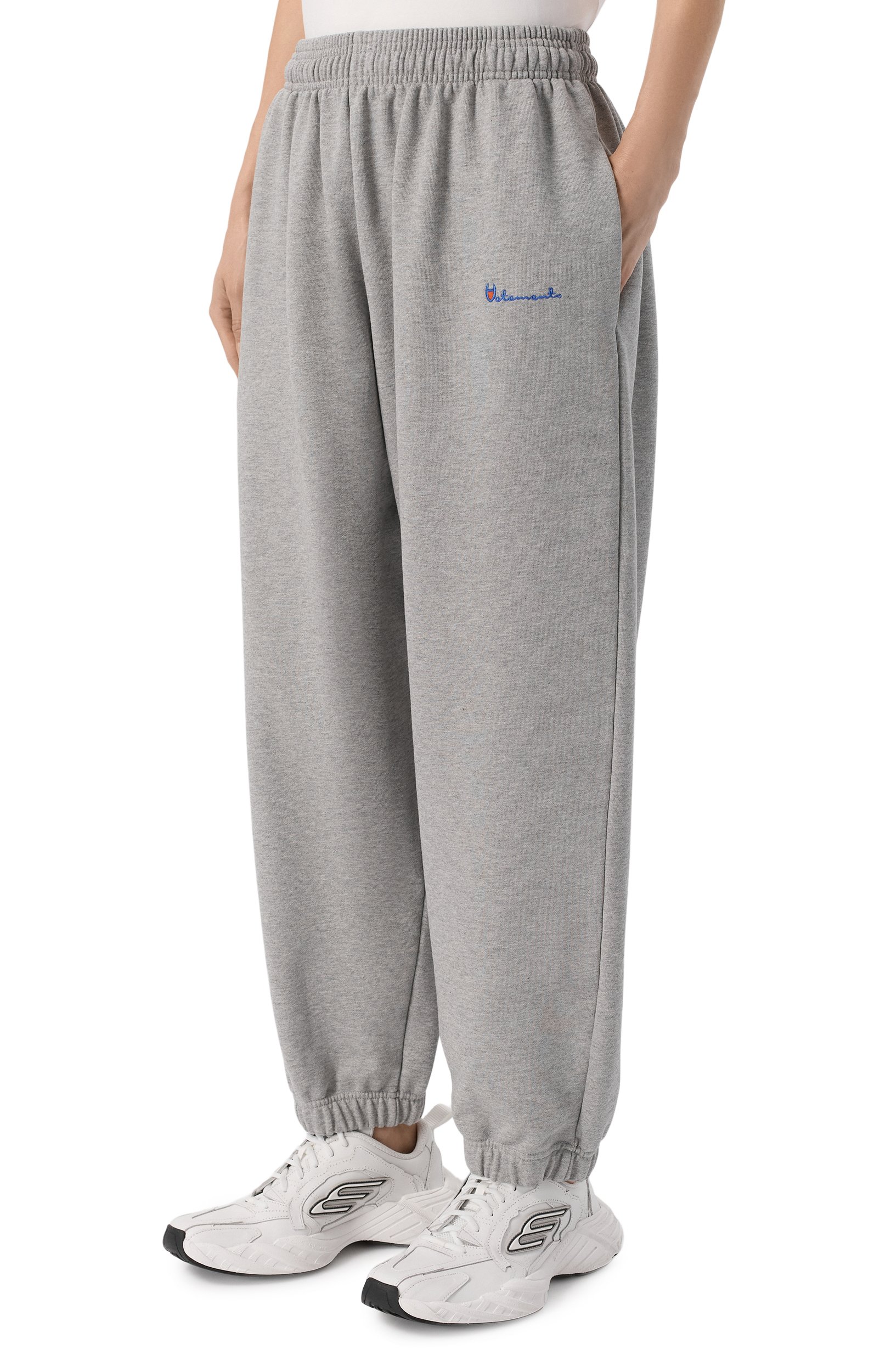 Хлопковые джоггеры vetements x champion VETEMENTS серого цвета по цене 109500 руб., арт. MH27SP225G, фото 3 Хлопковые джоггеры vetements x champion VETEMENTS, арт. MH27SP225G, фото 3