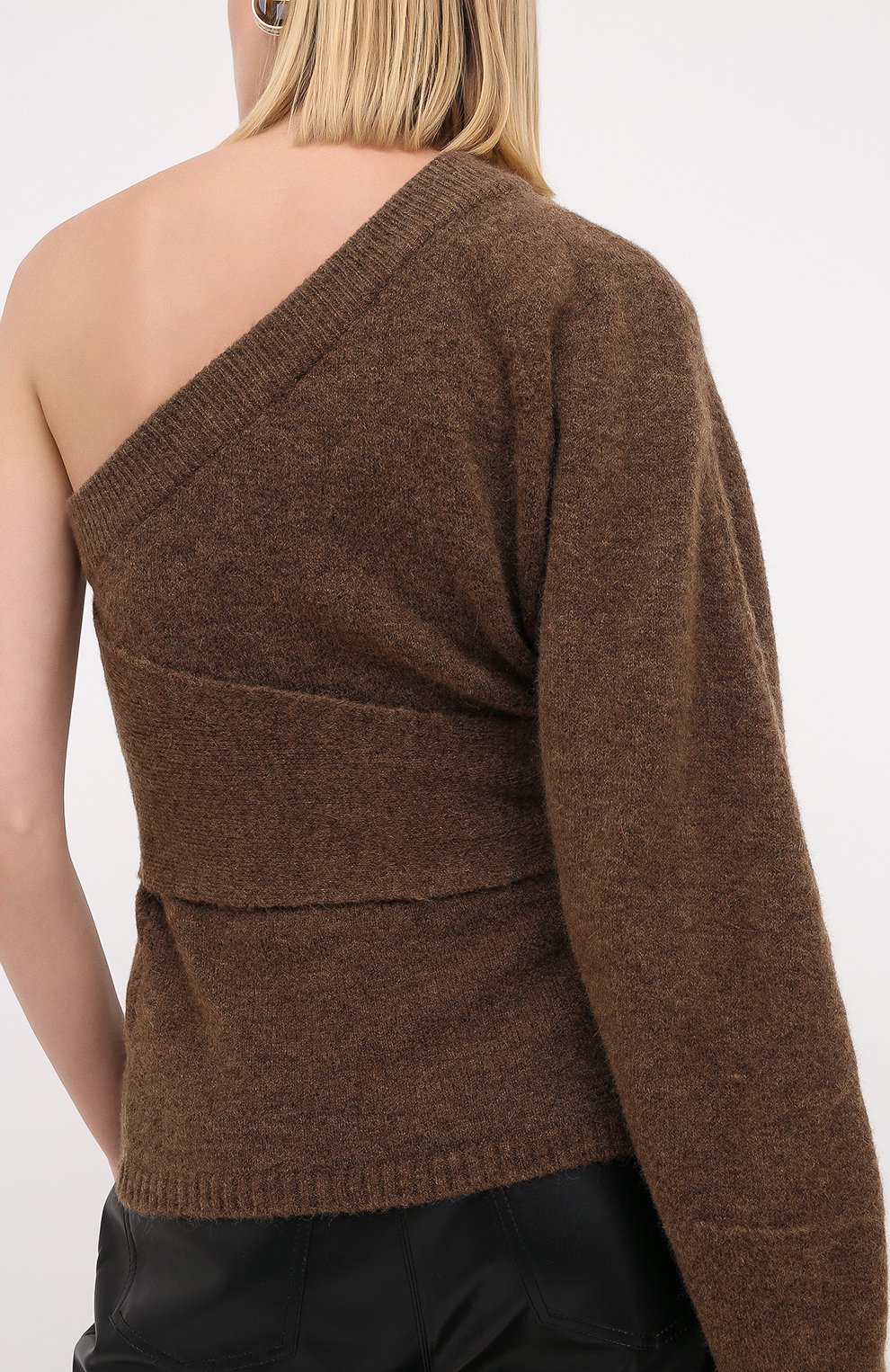 Свитер NANUSHKA коричневого цвета по цене 38950 руб., арт. CLET0_BR0WN_FLUFFY KNIT, фото 4 Свитер NANUSHKA, арт. CLET0_BR0WN_FLUFFY KNIT, фото 4