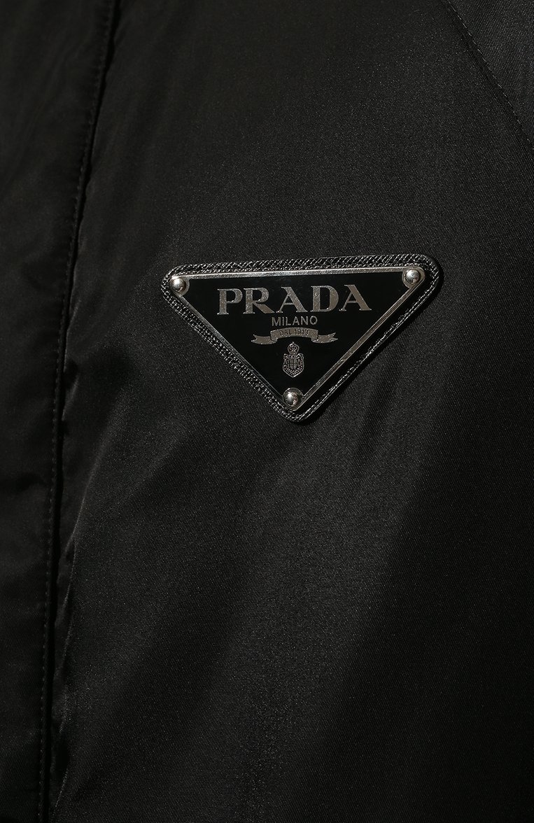 Мужской плащ PRADA черного цвета, арт. SGB654-1WQ8-F0002-211 | Фото 5 (Мужское Кросс-КТ: Плащ-верхняя одежда; Рукава: Длинные; Длина (верхняя одежда): До колена; Материал внешний: Синтетический материал; Материал сплава: Проставлено; Нос: Не проставлено; Драгоценные камни: Проставлено; Стили: Минимализм)