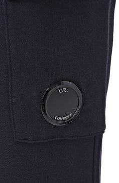 Мужские хлопковые джоггеры C.P. COMPANY темно-синего цвета, арт. 18CMSP017A005086W | Фото 6 (Драгоценные камни: Проставлено; Материал сплава: Проставлено; Длина (брюки, джинсы): Стандартные; Силуэт М (брюки): Джоггеры; Стили: Спорт-шик; Материал внешний: Хлопок)