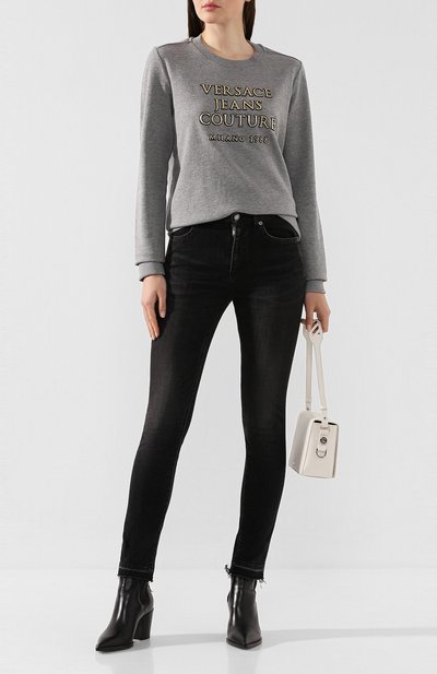 Хлопковый свитшот VERSACE JEANS COUTURE серого цвета по цене 15950 руб., арт. B6HUA774-UDP309 9B/30221, фото 2 Хлопковый свитшот VERSACE JEANS COUTURE, арт. B6HUA774-UDP309 9B/30221, фото 2