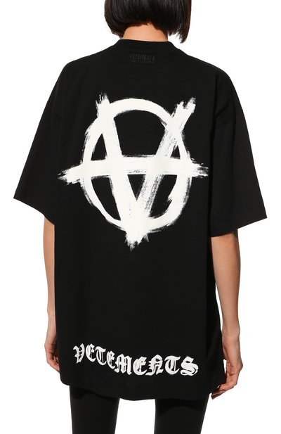 Хлопковая футболка VETEMENTS черного цвета по цене 58900 руб., арт. UE52TR290B 1602/W, фото 4 Хлопковая футболка VETEMENTS, арт. UE52TR290B 1602/W, фото 4