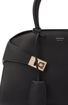 Женская сумка hug small FERRAGAMO черного цвета, арт. 215608/766761 | Фото 3 (Материал: Натуральная кожа; Ремень/цепочка: На ремешке; Размер: small)