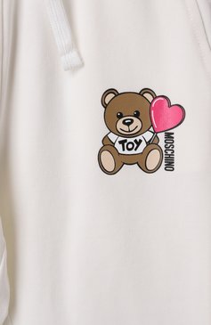 Детская комплект из толстовки и брюк MOSCHINO молочного цвета, арт. HDK033/LDA00/4-8 | Фото 7 (Драгоценные камни: Проставлено; Рукава: Длинные; Материал сплава: Проставлено; Девочки Кросс-КТ: Костюмы-спорт; Тематический товар: Teddy Bear; Материал внешний: Хлопок; Ростовка одежда: 8 лет | 128 см, 6 лет | 116 см, 4 года | 104 см, 5 лет | 110 см)