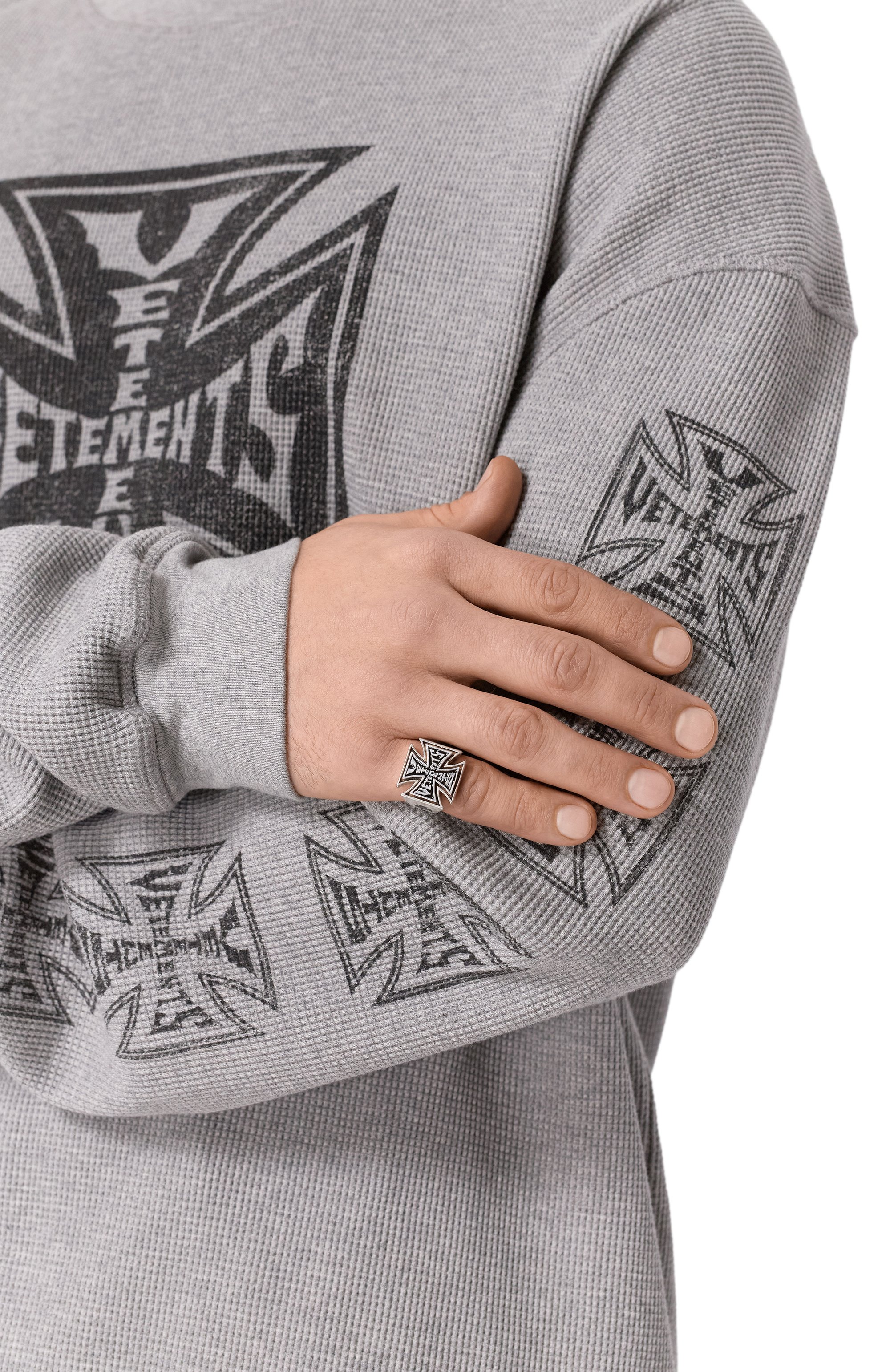 Кольцо VETEMENTS серебряного цвета по цене 85500 руб., арт. UE76RI315S/5101 BRASS, фото 2 Кольцо VETEMENTS, арт. UE76RI315S/5101 BRASS, фото 2
