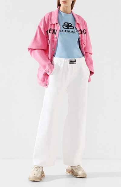 Хлопковые брюки VETEMENTS белого цвета по цене 56400 руб., арт. SS20PA135 1624/W/WHITE, фото 2 Хлопковые брюки VETEMENTS, арт. SS20PA135 1624/W/WHITE, фото 2
