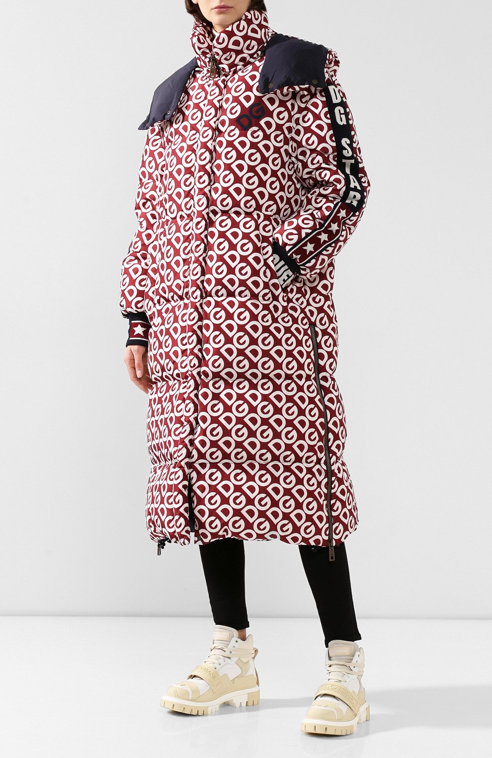 Пуховик DOLCE & GABBANA бордового цвета по цене 354000 руб., арт. F9G19T/HSMG1, фото 2 Пуховик DOLCE & GABBANA, арт. F9G19T/HSMG1, фото 2