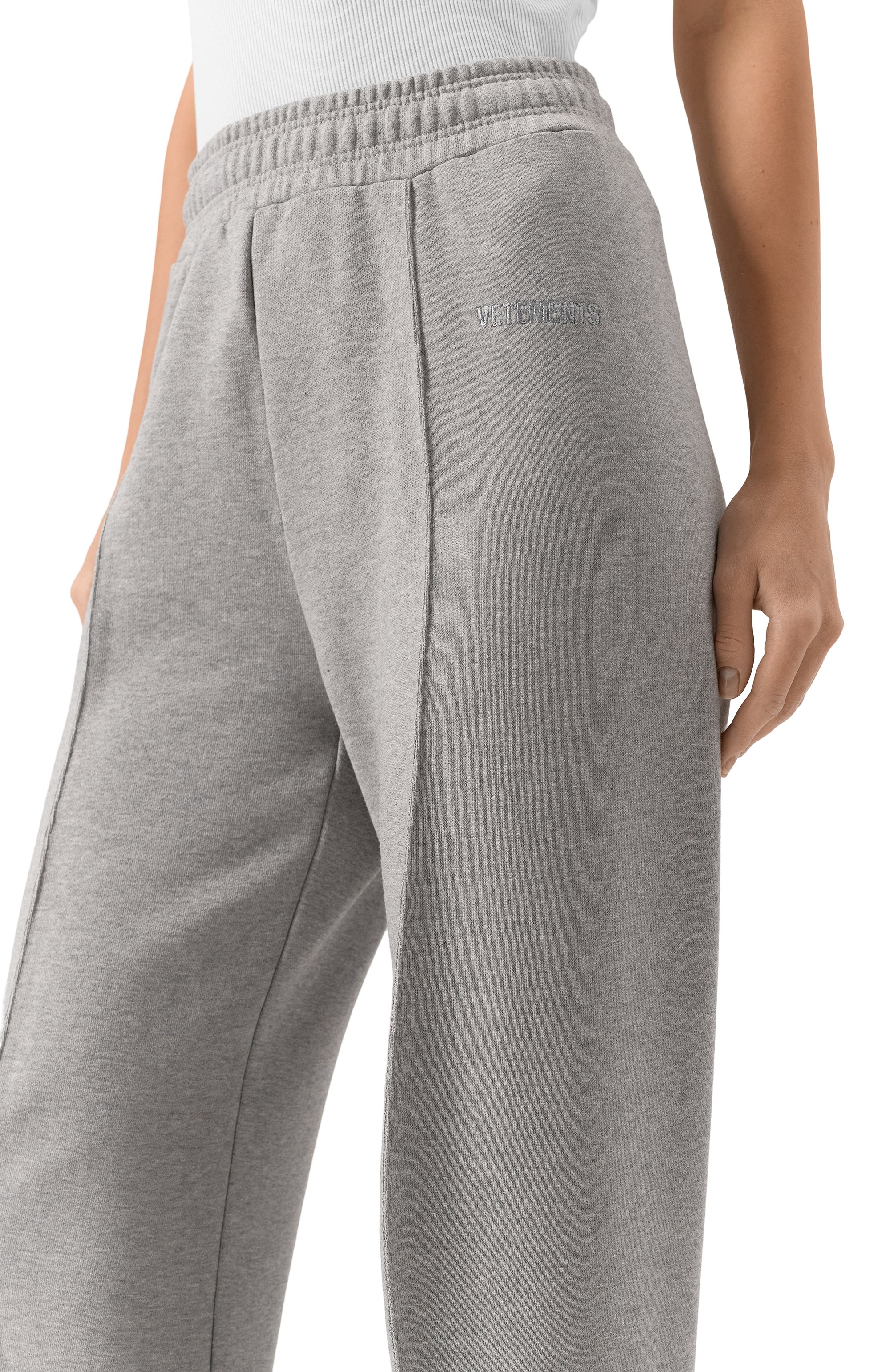 Хлопковые брюки VETEMENTS серого цвета по цене 93700 руб., арт. WA66SP610G, фото 5 Хлопковые брюки VETEMENTS, арт. WA66SP610G, фото 5