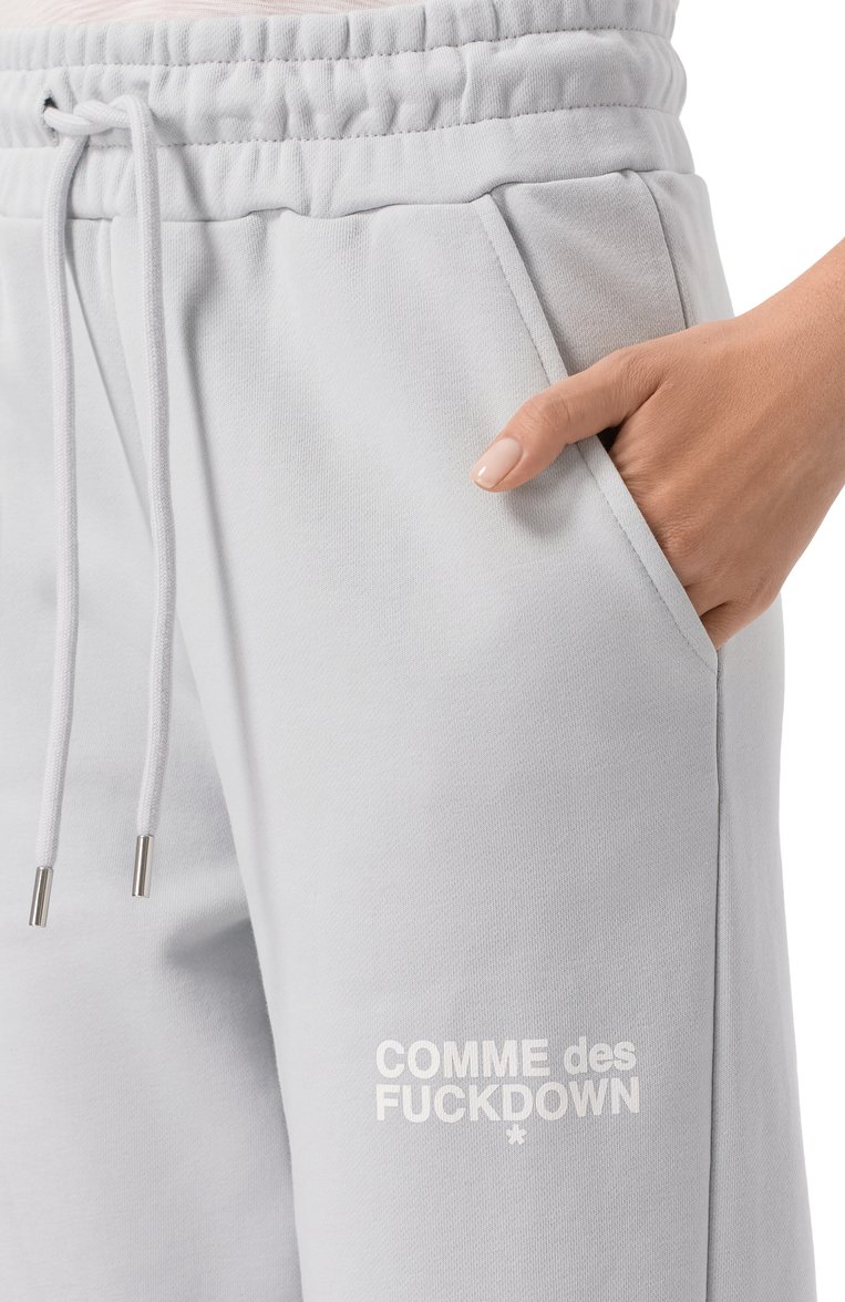 Женские хлопковые джоггеры COMME DES FUCKDOWN серого цвета, арт. CFABW01209 | Фото 5 (Длина (брюки, джинсы): Стандартные; Материал внешний: Хлопок; Женское Кросс-КТ: Брюки-одежда, Джоггеры - брюки; Стили: Спорт-шик; Автоматизация ТО: Проставлено; Автоматизация состава: Проставлено)