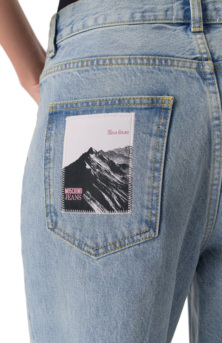Женские джинсы M05CH1NO JEANS голубого цвета, арт. J0313/3217 | Фото 5 (Длина (брюки, джинсы): Стандартные; Детали: Делаве; Стили: Кэжуэл; Силуэт Ж (брюки и джинсы): Прямые; Материал внешний: Деним, Хлопок; Кросс-КТ: Деним)