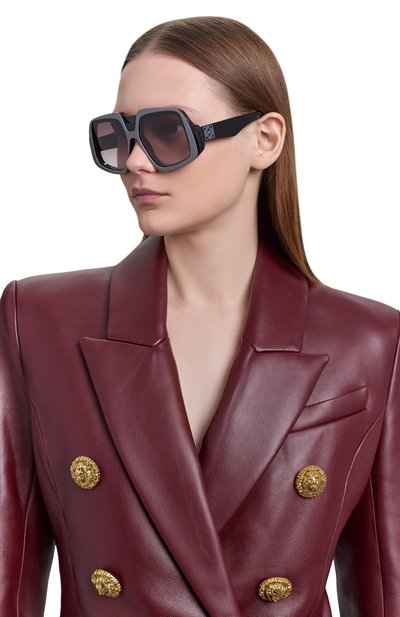 Солнцезащитные очки LOEWE черного цвета по цене 65950 руб., арт. LW40194I 01T, фото 2 Солнцезащитные очки LOEWE, арт. LW40194I 01T, фото 2