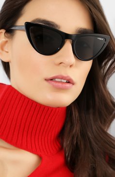 Женские солнцезащитные очки VOGUE EYEWEAR черного цвета, арт. 5211S-W44/87 | Фото 2 (Региональные ограничения белый список (Axapta Mercury): Не проставлено, RU; Нос: Не проставлено; Материал: Пластик; Тип очков: С/з; Статус проверки: Проверено, Проверена категория; Материал сплава: Проверено; Оптика Гендер: оптика-женское; Очки форма: Cat-eye)