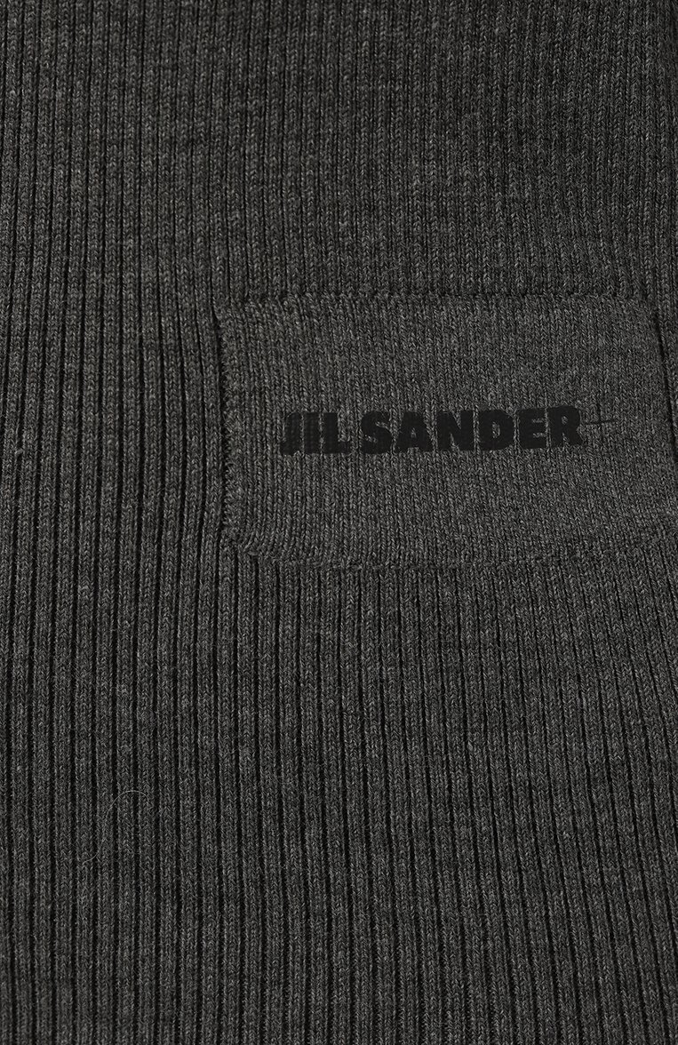 Женский пуловер JIL SANDER серого цвета, арт. J40GP0142/J14639 | Фото 5 (Материал внешний: Шерсть, Синтетический материал; Рукава: Длинные; Длина (для топов): Стандартные; Материал сплава: Проставлено; Женское Кросс-КТ: Пуловер-одежда; Драгоценные камни: Проставлено; Стили: Кэжуэл)